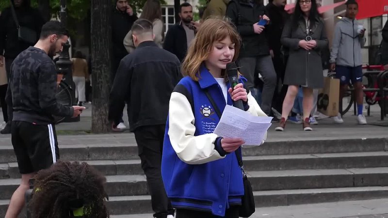 Une Petite Fille adresse Un message Emouvant aux CRS de Paris