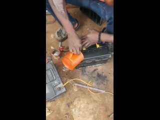 Как восстанавливают аккумуляторы в Африке. Ему про кислоту в аккумуляторе никто не рассказал...