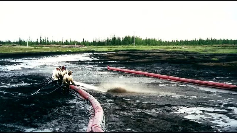 Между двумя реками люди прорыли. Усинская катастрофа 1994. Разлив нефти в Усинске 1994 год. 1994 Год разлив нефти в Республике Коми. Усинская катастрофа в 1994 году.