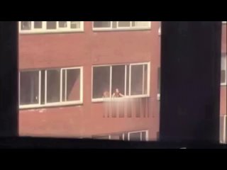 В Новосибирске заметили возлюбленную парочку, которая трахалась у открытого окна, пока за ними подсматривали другие соседи