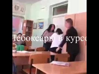 Учитель ударила школьницу ногой в живот