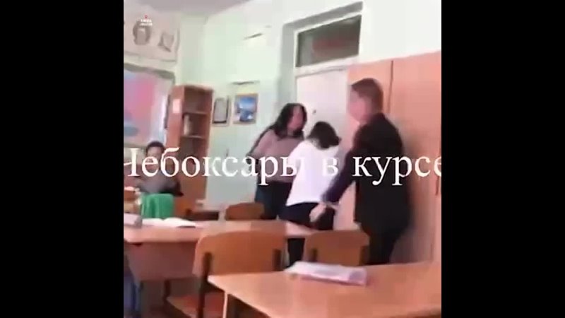 Учитель ударила школьницу ногой в