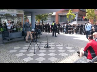 Der Volkslehrer kontert gegen die Demo zum Hausbrand am 29. Mai 1993 in Solingen (Teil 2/6)