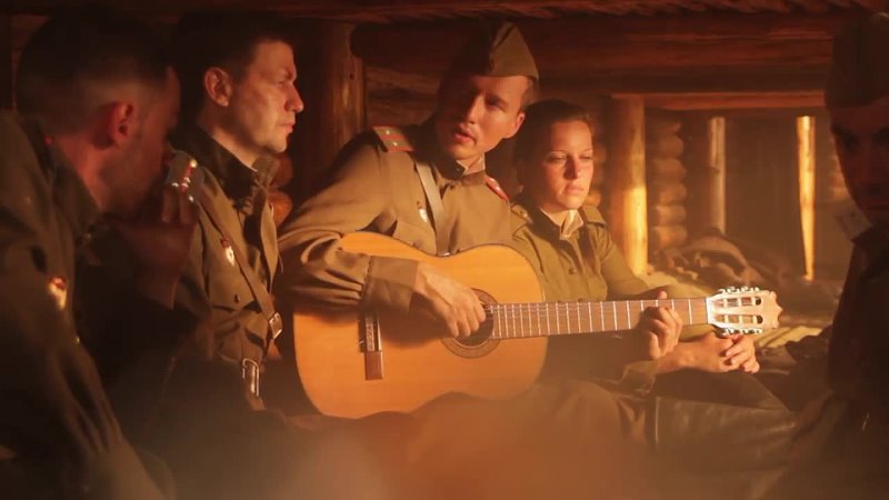 В землянке песня слушать военная. Землянка. Солдат с гитарой. В землянке исполнение. Солдаты в землянке.