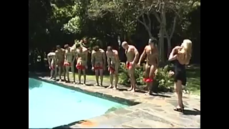 Мускулистые парни ходят голыми при ведущей ревлити шоу - голые парни спортсмены, cfnm, public nude bodybuilder, humiliation