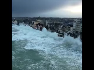 Волны обрушиваются на приморский город Сен-Мало, Франция