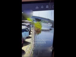 #СВО_Медиа #Военный_Осведомитель
❗️Момент попадания ракеты в воду Киевской гавани рядом с Гаванским мостом, ведущим Рыбальский о