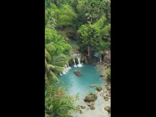 Водопад Камбугахай, расположенный на острове Сикихор, завораживает посетителей своим трехъярусным каскадом и потрясающей бирюзов