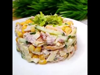 Вкусный салат с яичными блинчиками