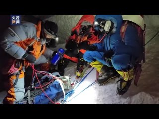 На высоте 8450 метров альпинисты спасли женщину