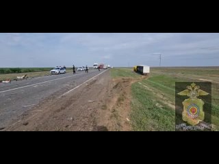 Четыре человека, включая двух детей, погибли в ДТП с грузовиком в Калмыкии
