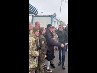 Жан-Клод Ван Дамм кричит фашистскую фразу “Слава Украине”, на которую украинцы ему отвечают “Героям слава“