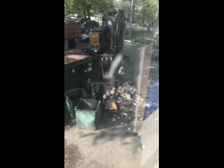 Убирают мусор экскаватором