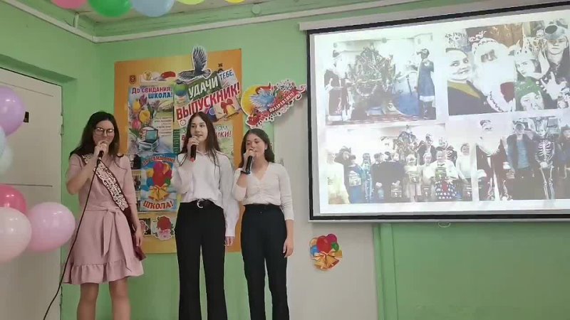 Вокуева Полина выпускница 9 класса исполняет прощальную