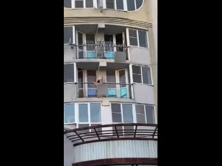 В Липецке произошёл странный инцидент, голый мужчина по балконам убегал из квартиры голой женщины.