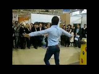 Чеченец Дагестанец и Русский танцуют лезгинку