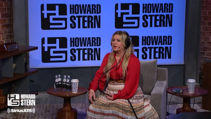 Howard Gives Kelly Clarkson Ideas for Famous Guys She Should