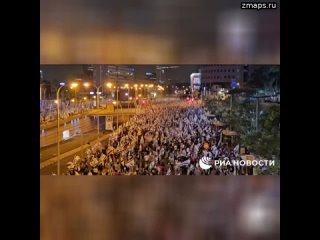 Десятки тысяч протестующих собрались в субботу вечером в центре Тель-Авива на митинг против судебной