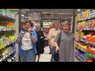 Артисты ансамбля «Медовуха» спели для посетителей супермаркета