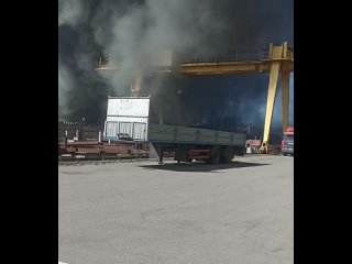 И снова огромный пожар в России. На этот раз в Питере. На видео: горит производственное здание возле метро Купчино