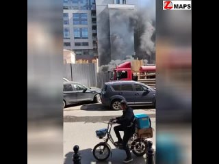 ❗На Тверской улице пожар начался на стройплощадке. По данным СМИ, взорвались сварочные баллоны и заг