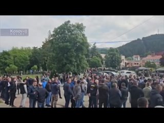 Жители Лепосавичей в Косово поют сербские песни перед американскими миротворцами KFOR и косовскими спецназовцами