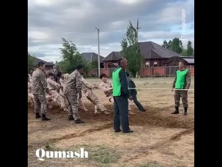 Мужчина необычно поддержал молодежь на военно-патриотических сборах «Айбын» в Актюбинской области