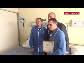 Olympijský vítěz Alexander Karelin předal ruskému vojákovi Andrey Kravtsovovi certifikát na 1 milion rublů