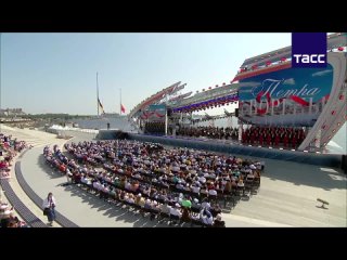 Владимир Путин принял участие в торжественной церемонии поднятия флагов Российской Федерации, СССР и Российской империи. В Парке