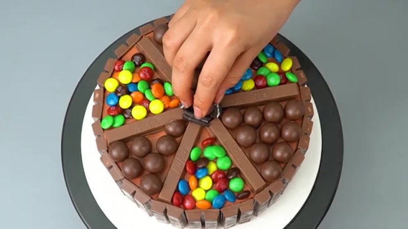 Три варианта декора тортов с конфетвми KitKat