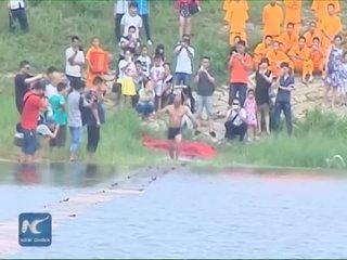 Shaolin monk runs atop water for 125 meters, sets new record