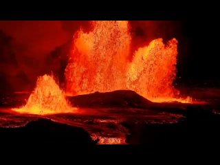Красочное извержение вулкана Килауэа (Гавайи, США, )