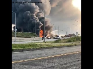 Филадельфия, штат Пенсильвания .Бензовоз загорелся и взорвался под автомагистралью I-95,что привело к обрушению всей эстакады