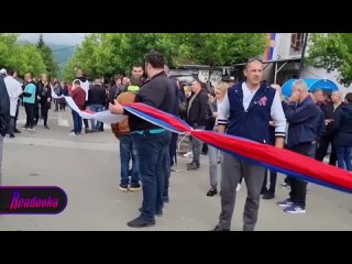 Сербы развернули огромный флаг на севере Косово в знак протеста против незаконного захвата муниципалитетов косовскими албанцами