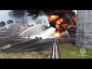 Сотрудники МЧС продолжают тушить пожар на нефтебазе, где горит резервуар с топливом объемом 5000 тонн.