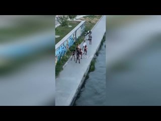 В Екатеринбурге девушки в колготках устроили танцы у Макаровского моста