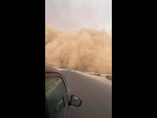 Сильная песчаная буря обрушилась на Египет и Израиль (). Этот клип был снят в Суэце.