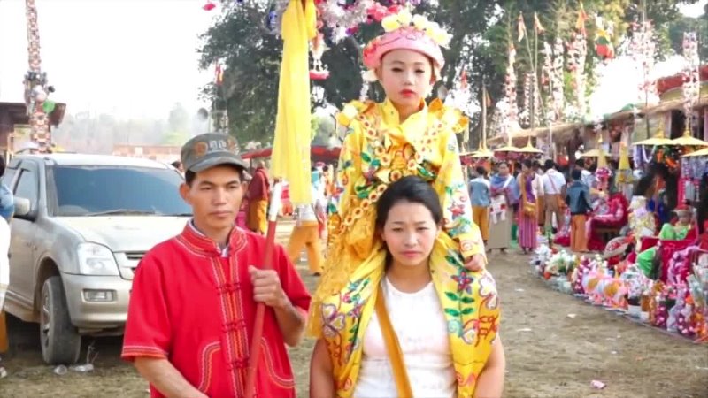 Thailand little boy on woman shoulders 3