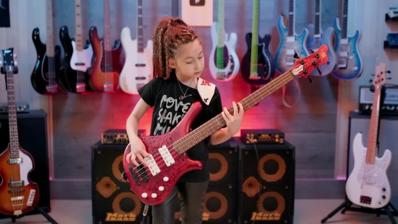 Ellen Alaverdyan (11yo) plays Muse - Hysteria (Bass Cover)