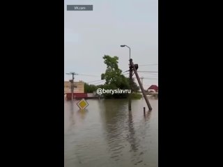 Свято-Духовский храм в Голой Пристани - он просто уходит под воду после подрыва Каховской ГЭС