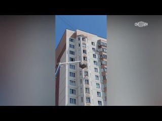 В Курске очевидцы сняли кадры спасения девушки на 15 этаже