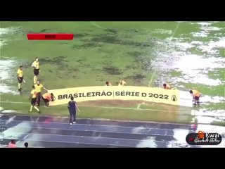 Как убирают на стадионах в Бразилии лужу