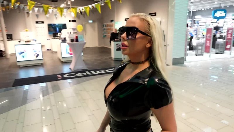 How to shop in Full Latex Outfit with Amanda Bredén