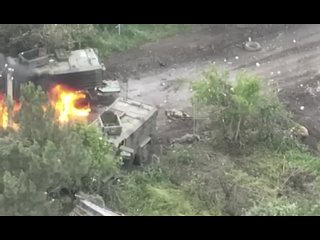 Появилось видео уничтожения двух украинских МРАПов с пехотой одним резким заездом российского танка Т-80 136-ой ОМсБр.