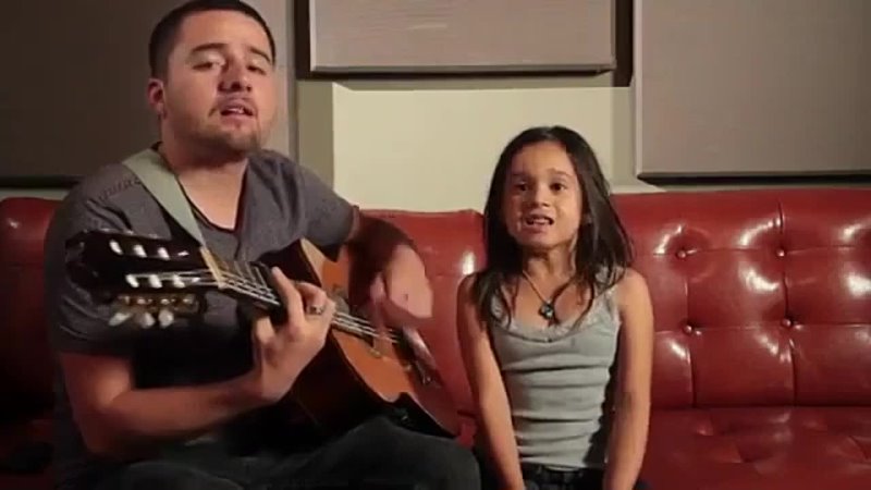 Папа и дочь поют песню