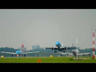 Эмбраер авиакомпании KLM Cityhopper взлетает из аэропорта Схипхол, Амстердам