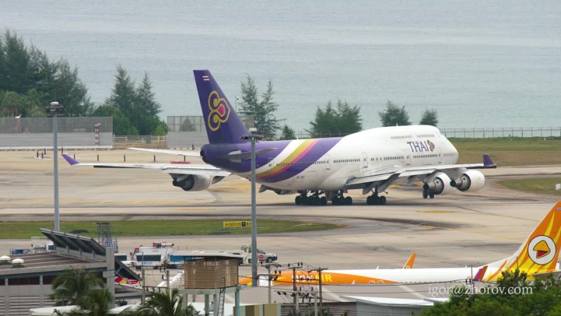 Боинг 747 авиакомпании Thai Airways International выруливает на