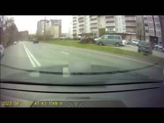 В Тольятти мужчина ехал к покупателю, чтобы продать свою машину, но вдруг на перекрестке в него врезалась автоледи, выезжающая с