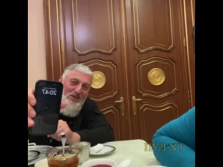 «Собаки лают, караван идет. А мы живем, хлеб жуем»: Кадыров и Делимханов попили чаю в прямом эфире и развеяли слухи о проблемах