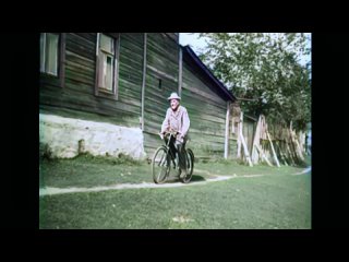 1920-е К. Э. Циолковский катается на велосипеде по своей же улице в Калуге